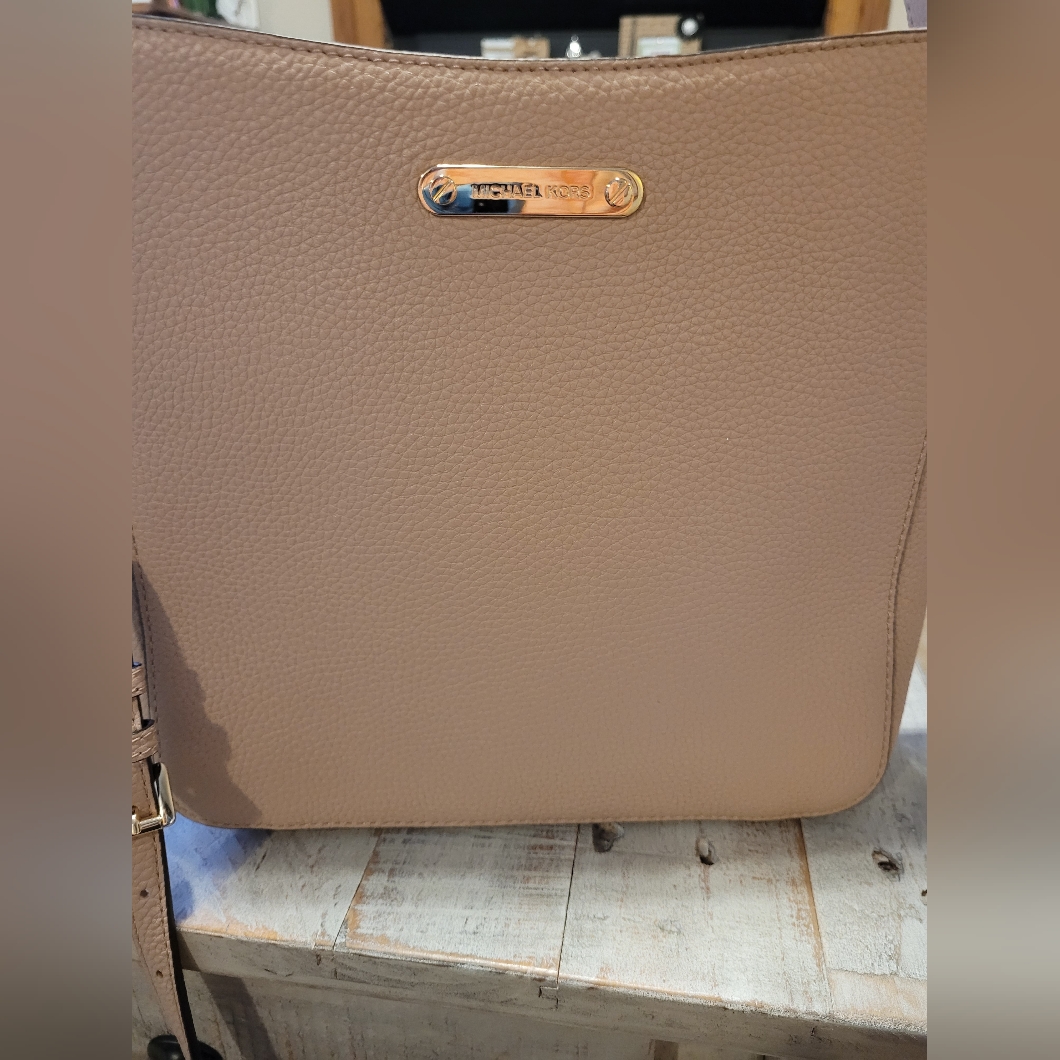 Like New, Michael Kors Large Jet Set Crossbody Bag In Warm Beige